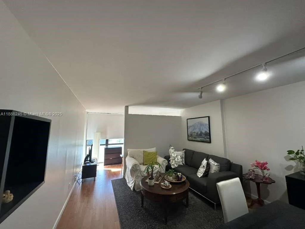 1000 Parkview Dr # 627, Hallandale Beach FL 33009