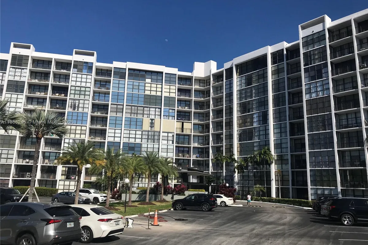 1000 Parkview Dr # 627, Hallandale Beach FL 33009