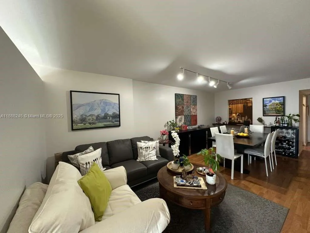 1000 Parkview Dr # 627, Hallandale Beach FL 33009