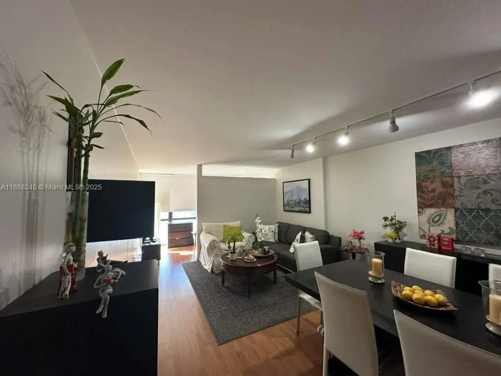 1000 Parkview Dr # 627, Hallandale Beach FL 33009