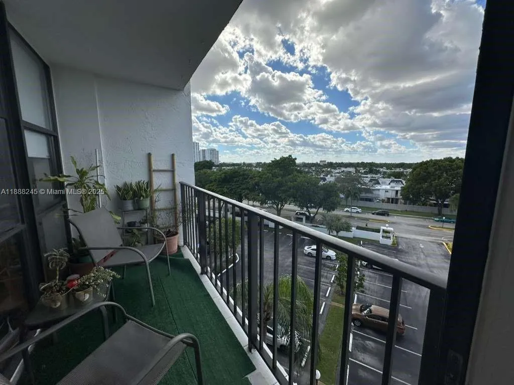 1000 Parkview Dr # 627, Hallandale Beach FL 33009