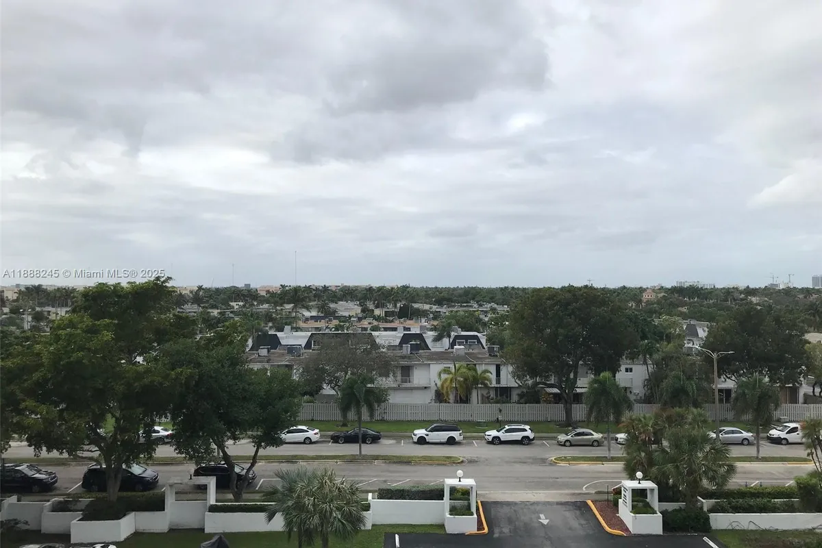 1000 Parkview Dr # 627, Hallandale Beach FL 33009