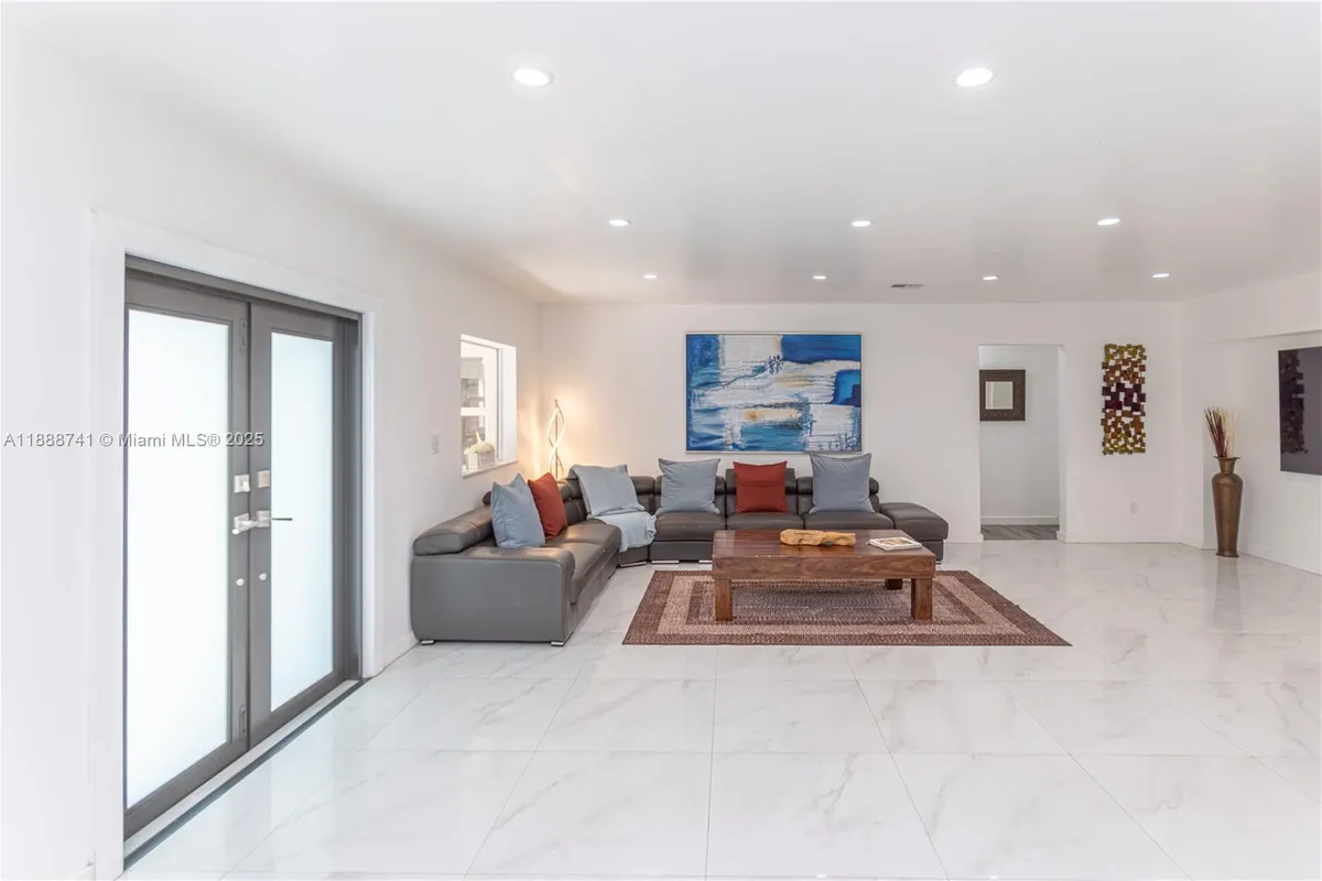 507 Hunting Lodge Dr, Miami Springs FL 33166