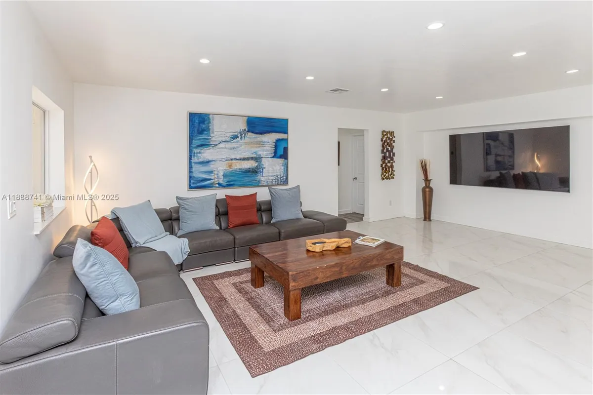 507 Hunting Lodge Dr, Miami Springs FL 33166