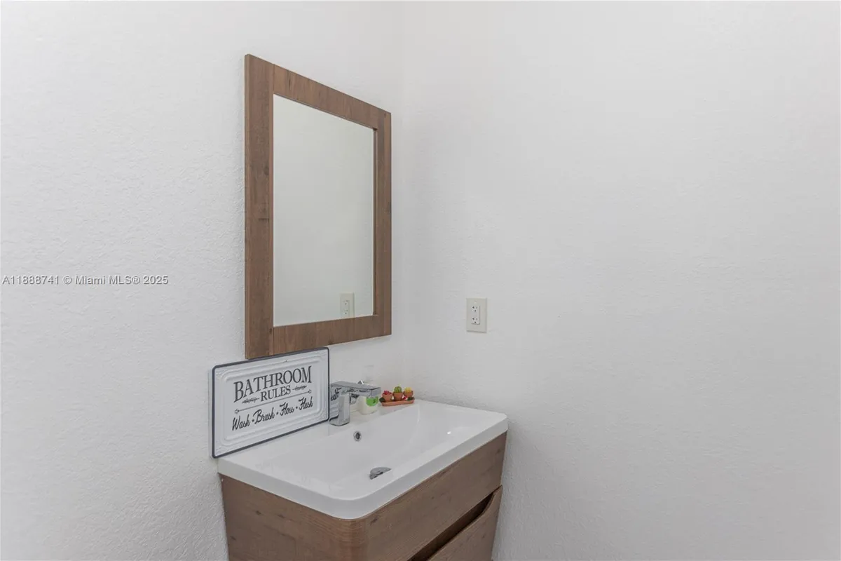 507 Hunting Lodge Dr, Miami Springs FL 33166