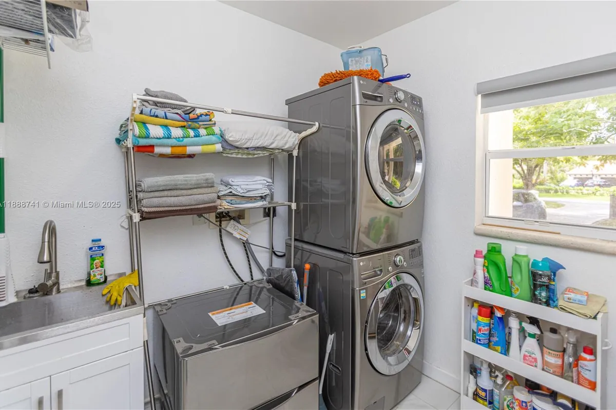 507 Hunting Lodge Dr, Miami Springs FL 33166