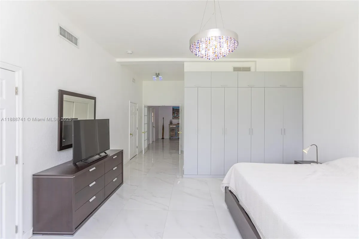 507 Hunting Lodge Dr, Miami Springs FL 33166