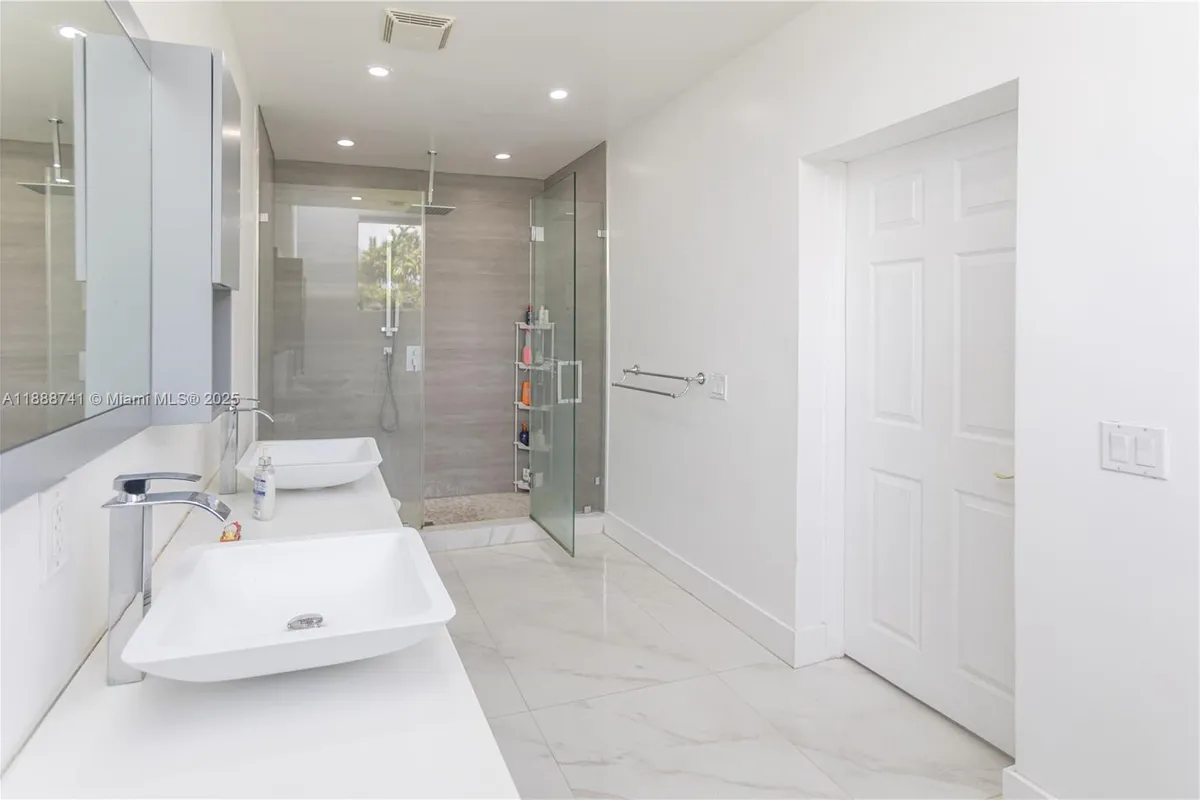 507 Hunting Lodge Dr, Miami Springs FL 33166