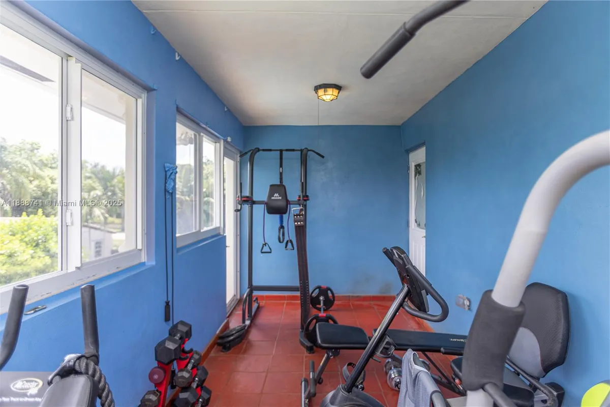 507 Hunting Lodge Dr, Miami Springs FL 33166