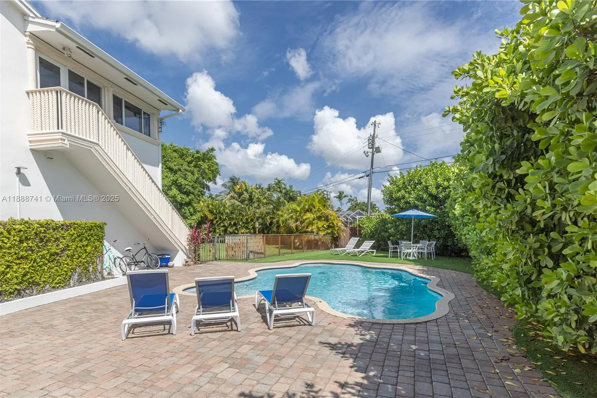 507 Hunting Lodge Dr, Miami Springs FL 33166