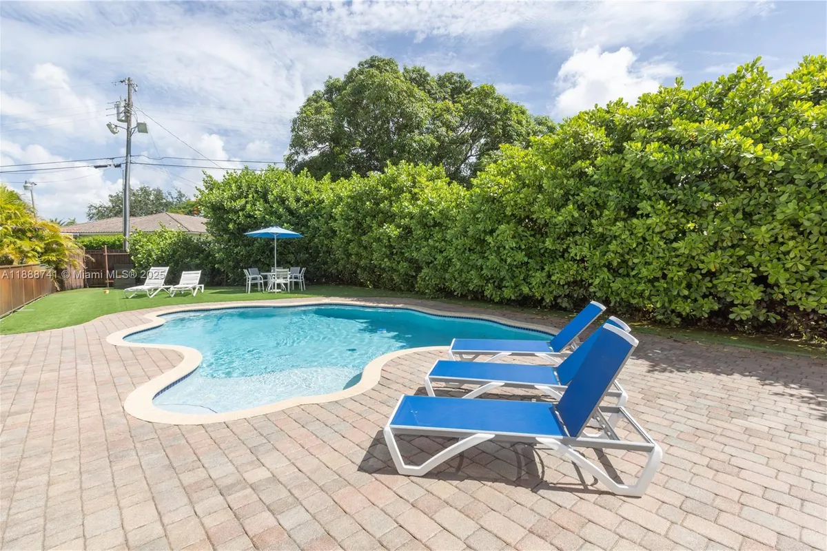 507 Hunting Lodge Dr, Miami Springs FL 33166