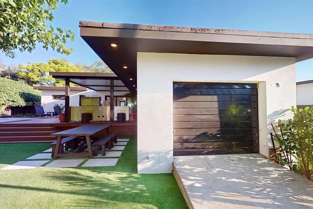 641 Nightingale Ave, Miami Springs FL 33166