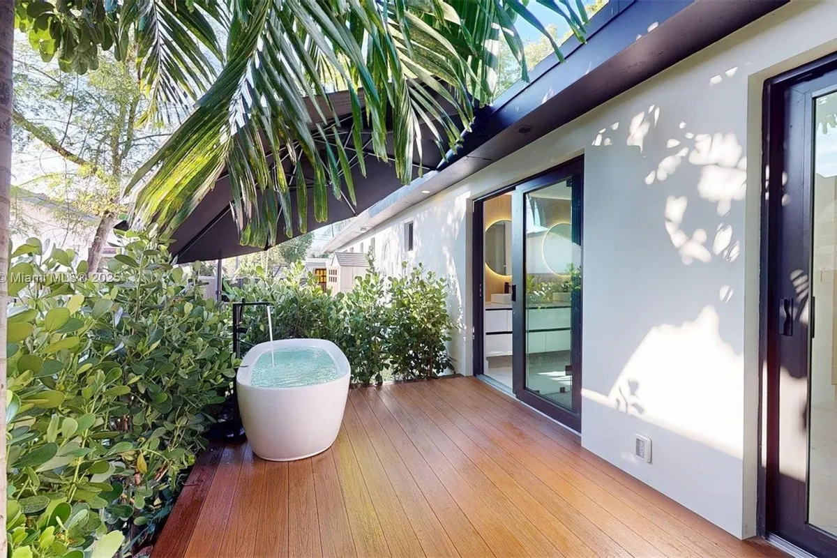 641 Nightingale Ave, Miami Springs FL 33166