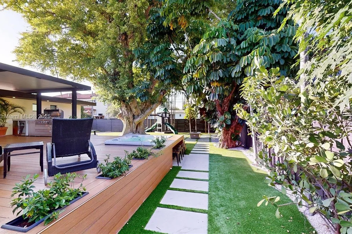 641 Nightingale Ave, Miami Springs FL 33166