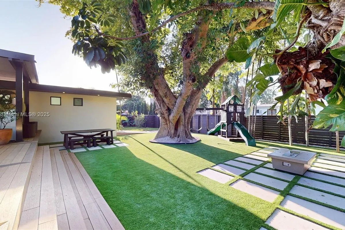 641 Nightingale Ave, Miami Springs FL 33166