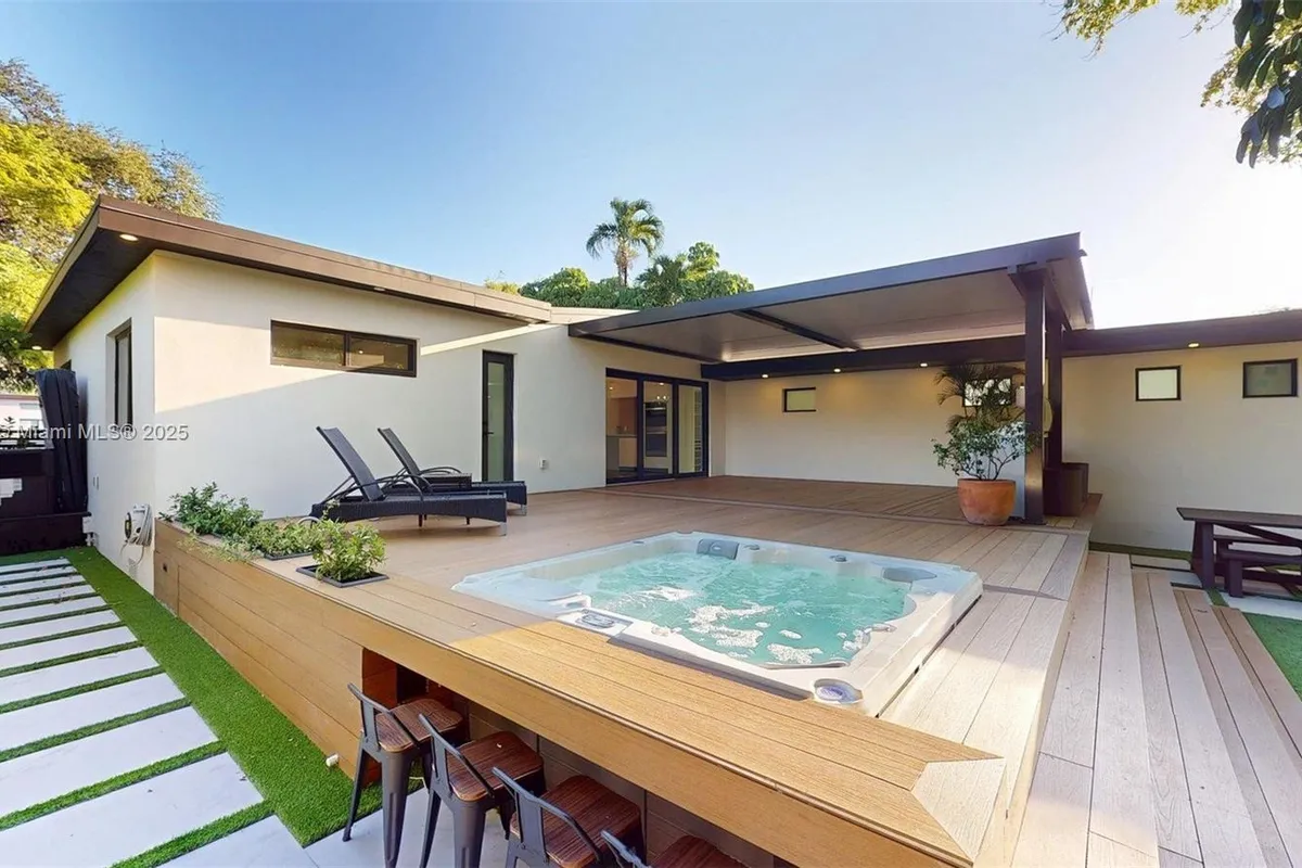 641 Nightingale Ave, Miami Springs FL 33166