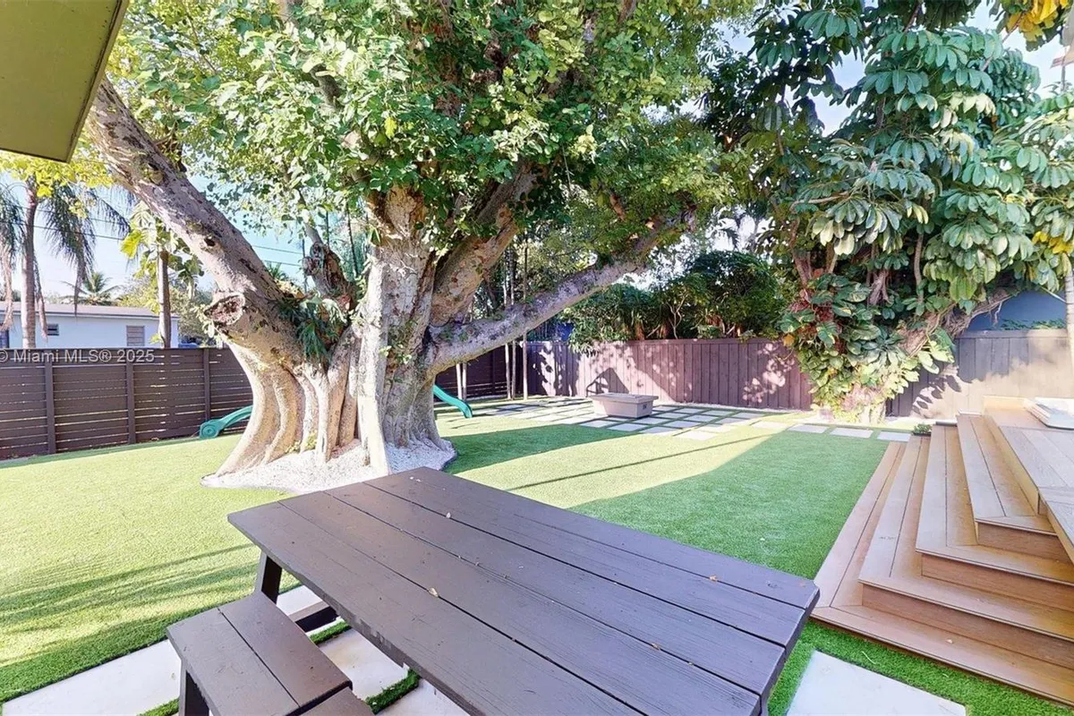 641 Nightingale Ave, Miami Springs FL 33166