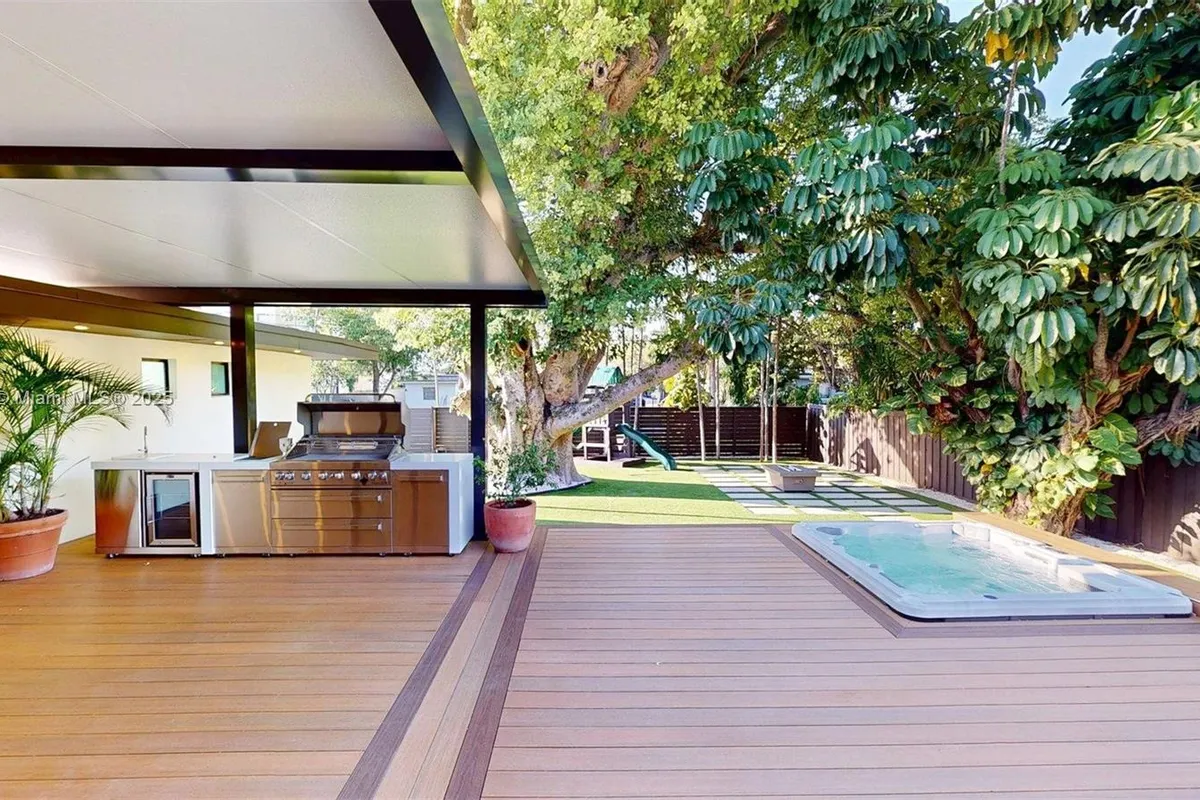 641 Nightingale Ave, Miami Springs FL 33166