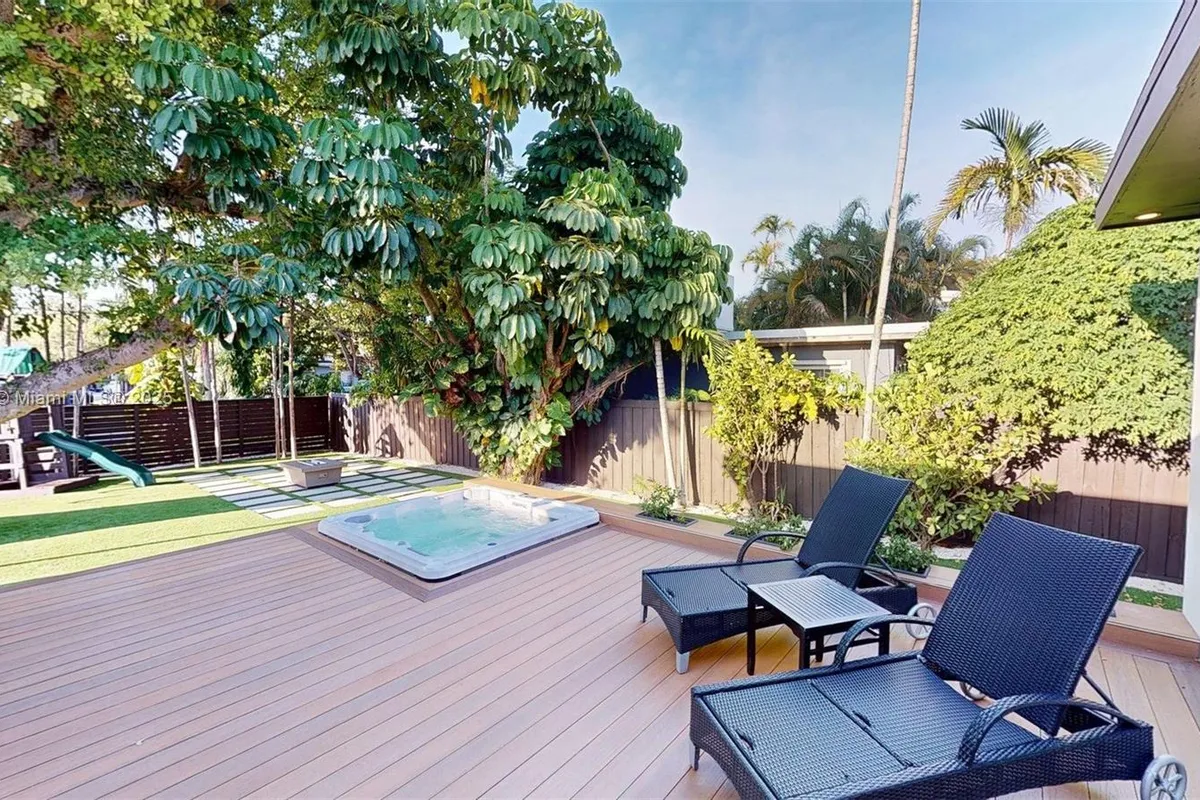 641 Nightingale Ave, Miami Springs FL 33166