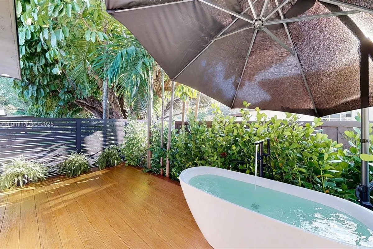 641 Nightingale Ave, Miami Springs FL 33166