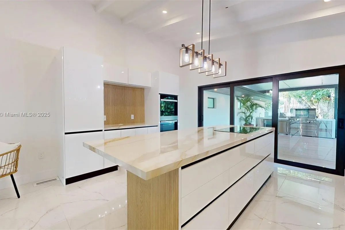 641 Nightingale Ave, Miami Springs FL 33166