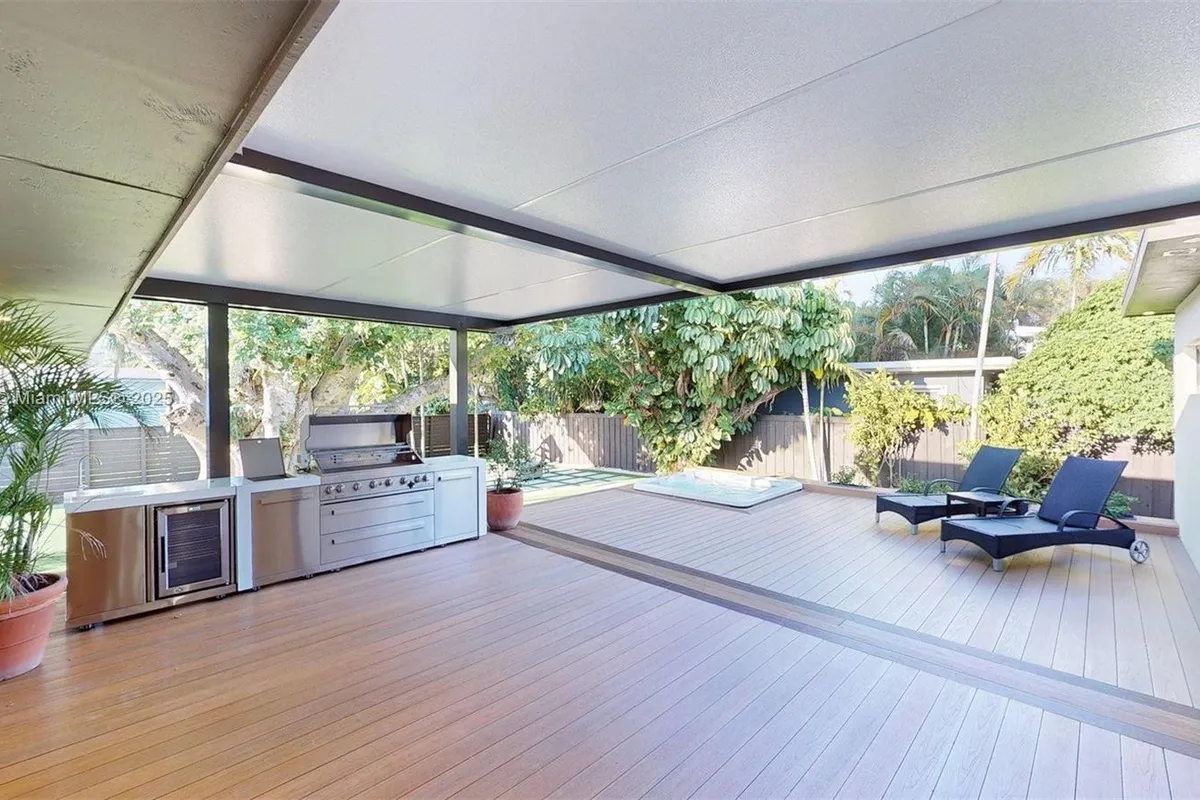 641 Nightingale Ave, Miami Springs FL 33166