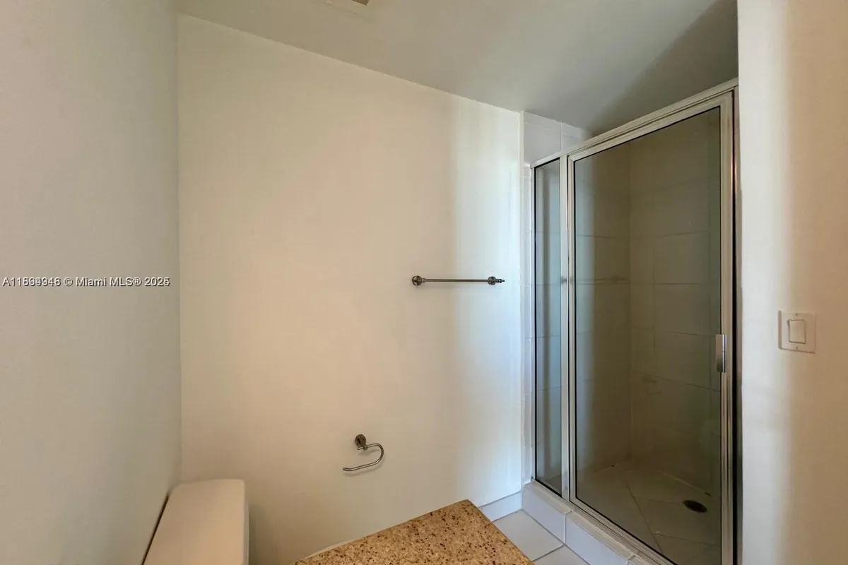 185 SW 7th St # 2411, Miami FL 33130