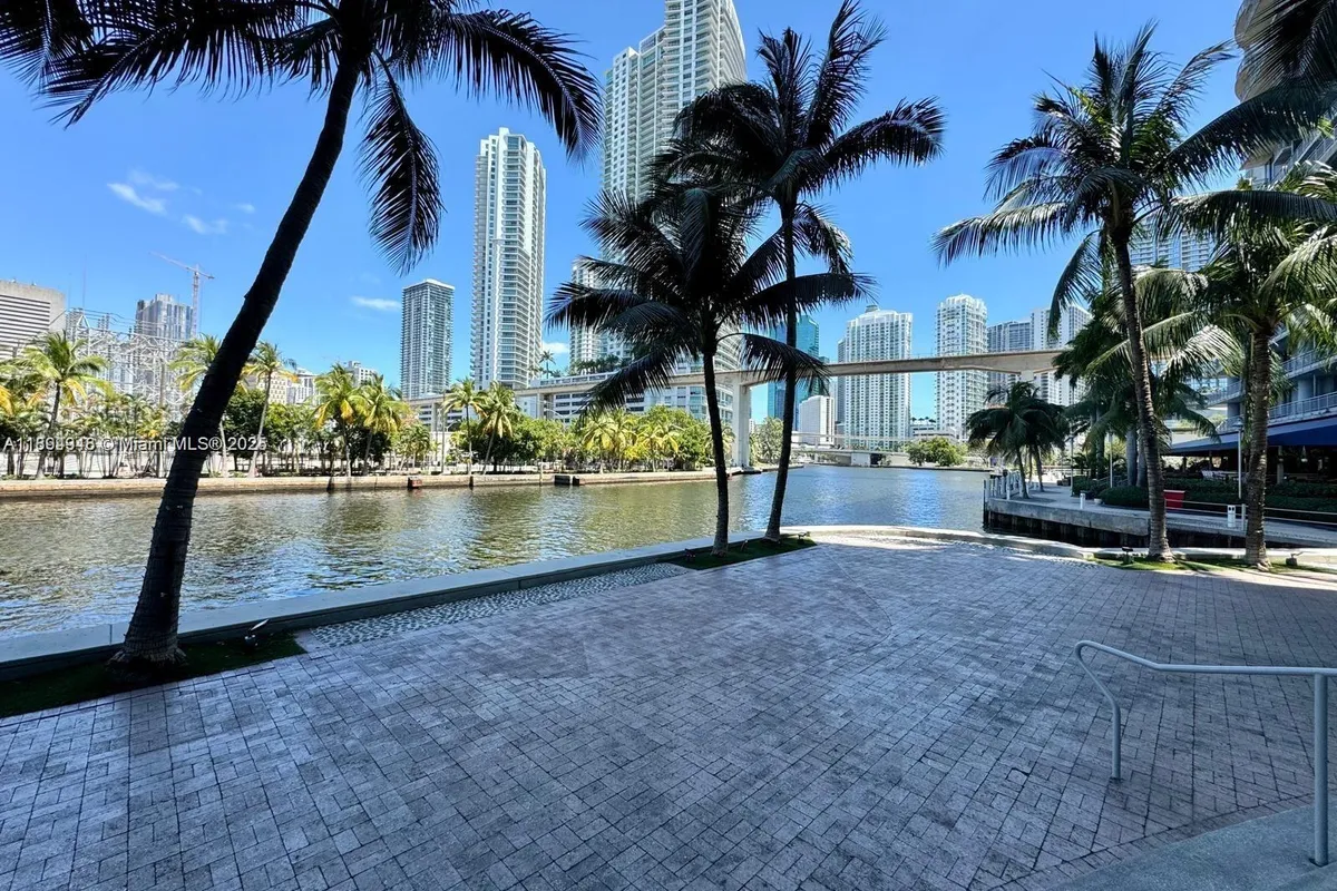 185 SW 7th St # 2411, Miami FL 33130