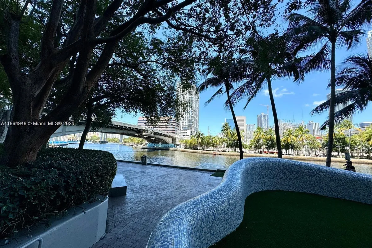 185 SW 7th St # 2411, Miami FL 33130