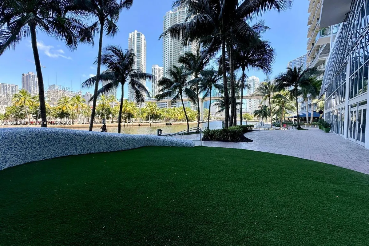 185 SW 7th St # 2411, Miami FL 33130