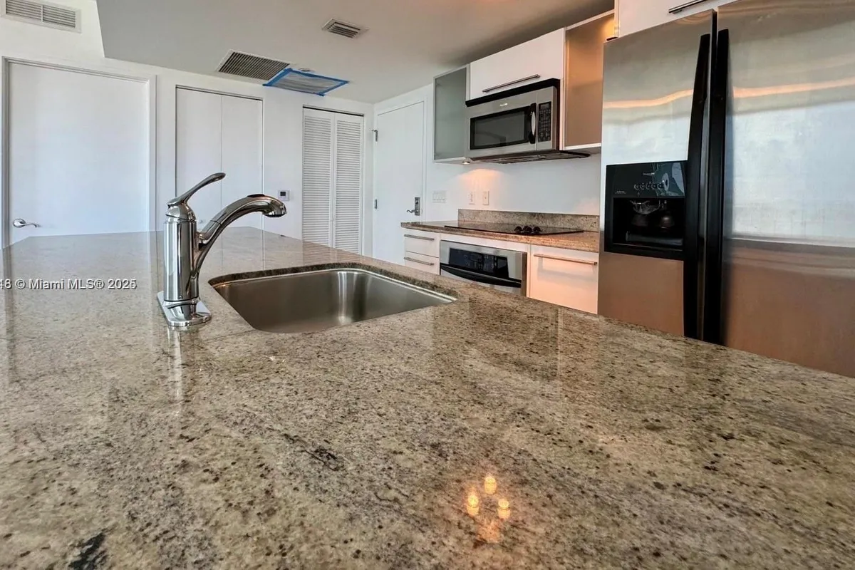 185 SW 7th St # 2411, Miami FL 33130