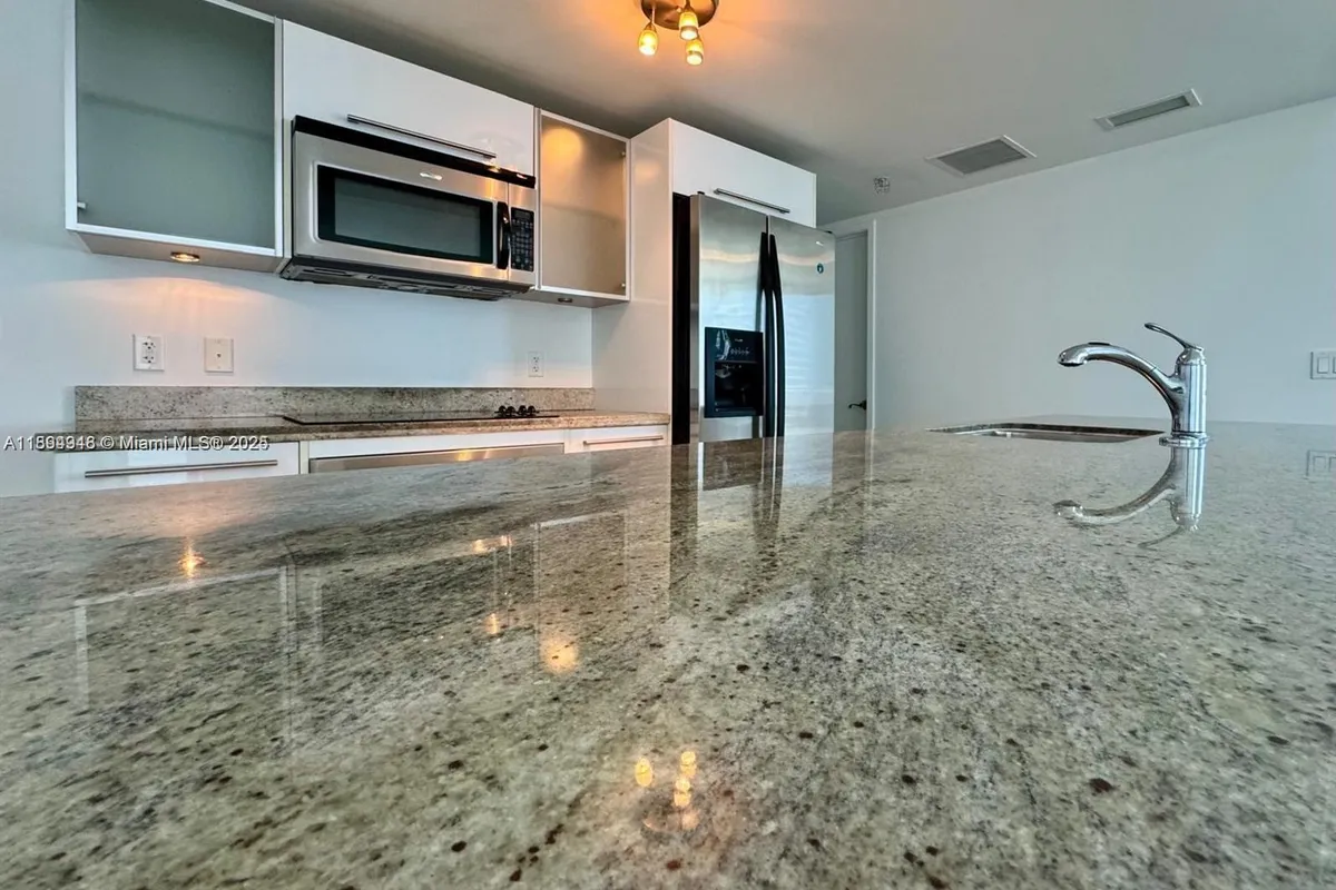 185 SW 7th St # 2411, Miami FL 33130