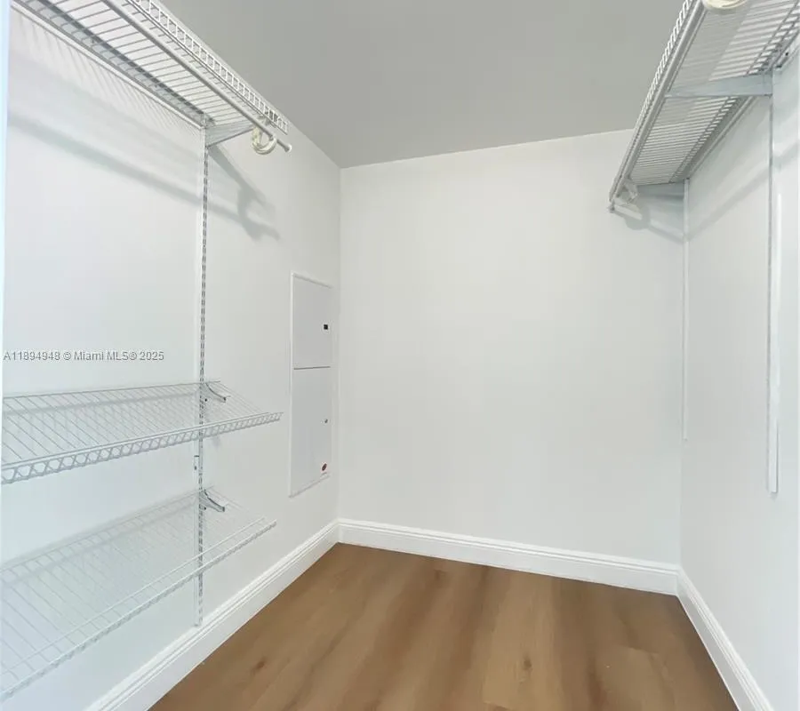 185 SW 7th St # 2411, Miami FL 33130