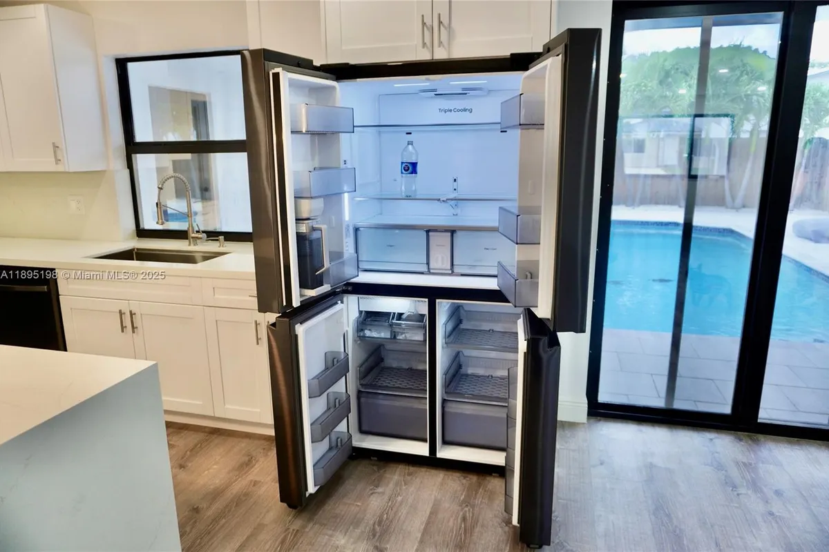 7321 Allen Dr, Hollywood FL 33024