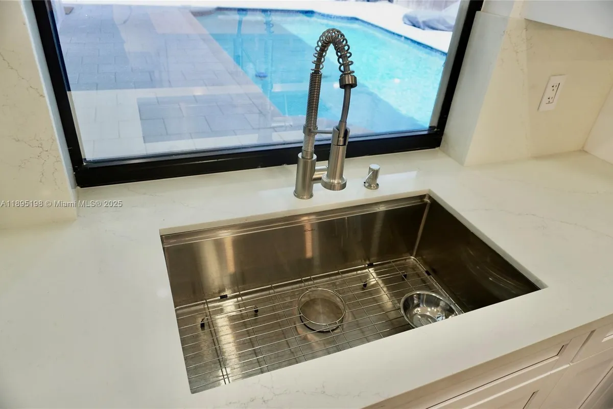 7321 Allen Dr, Hollywood FL 33024