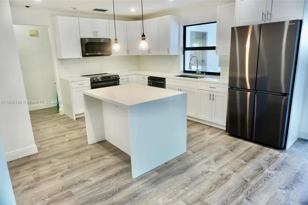 7321 Allen Dr, Hollywood FL 33024