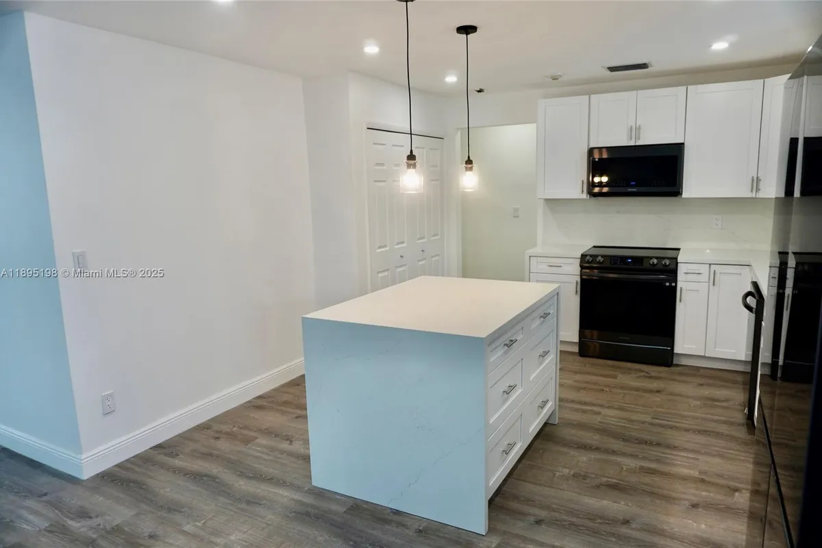 7321 Allen Dr, Hollywood FL 33024