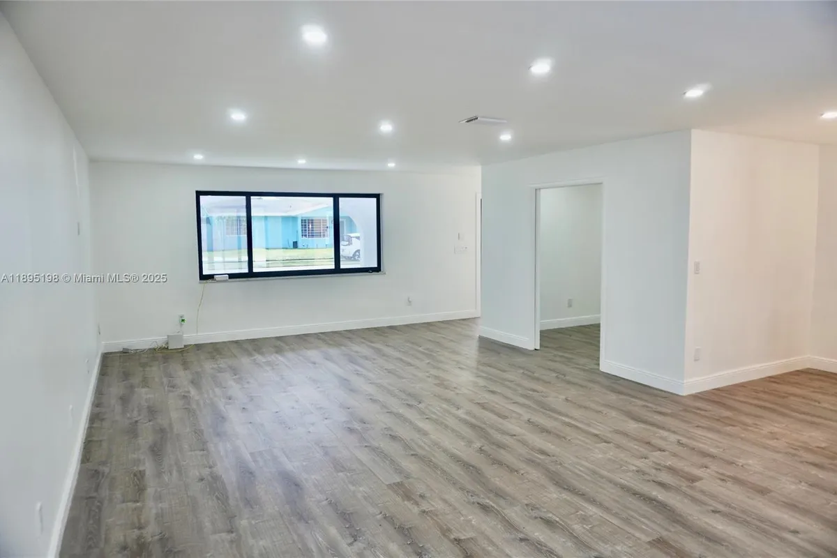 7321 Allen Dr, Hollywood FL 33024