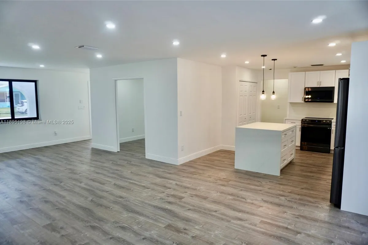 7321 Allen Dr, Hollywood FL 33024