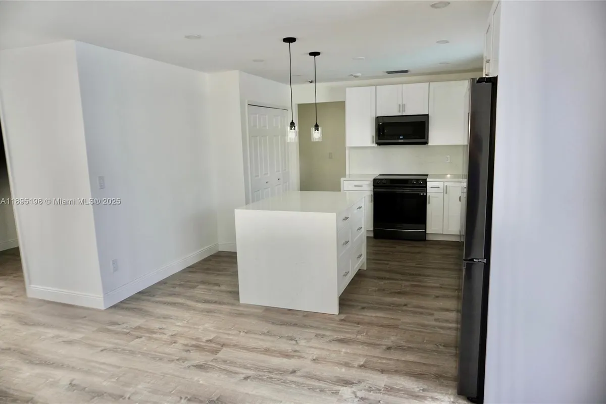 7321 Allen Dr, Hollywood FL 33024