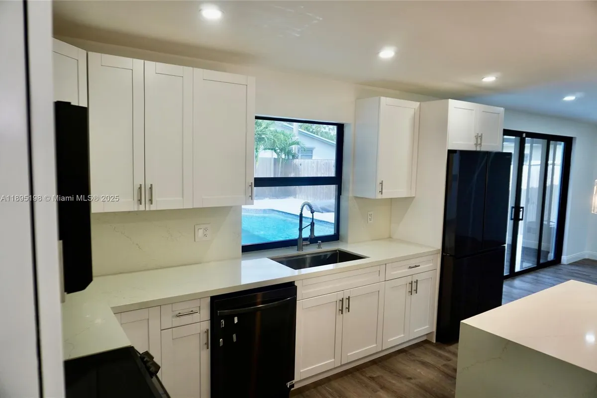 7321 Allen Dr, Hollywood FL 33024