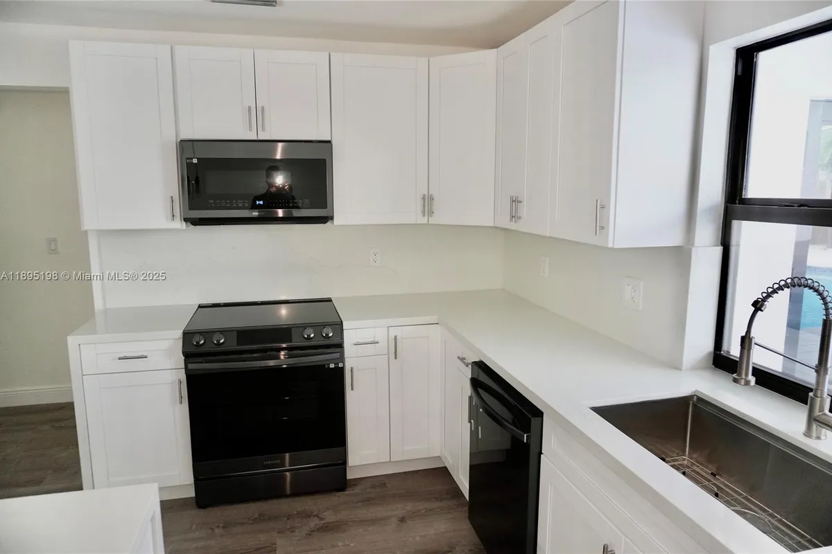 7321 Allen Dr, Hollywood FL 33024