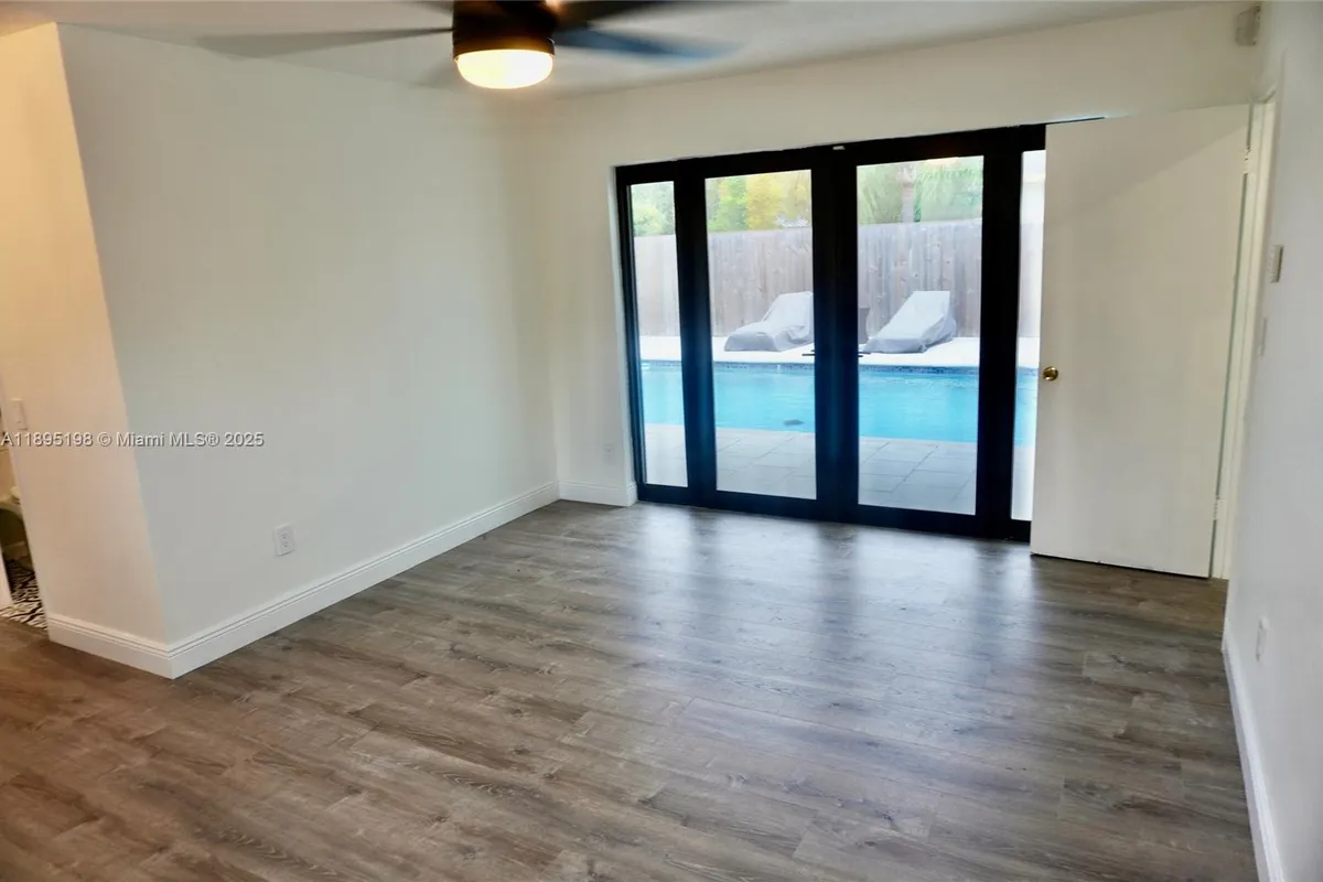 7321 Allen Dr, Hollywood FL 33024