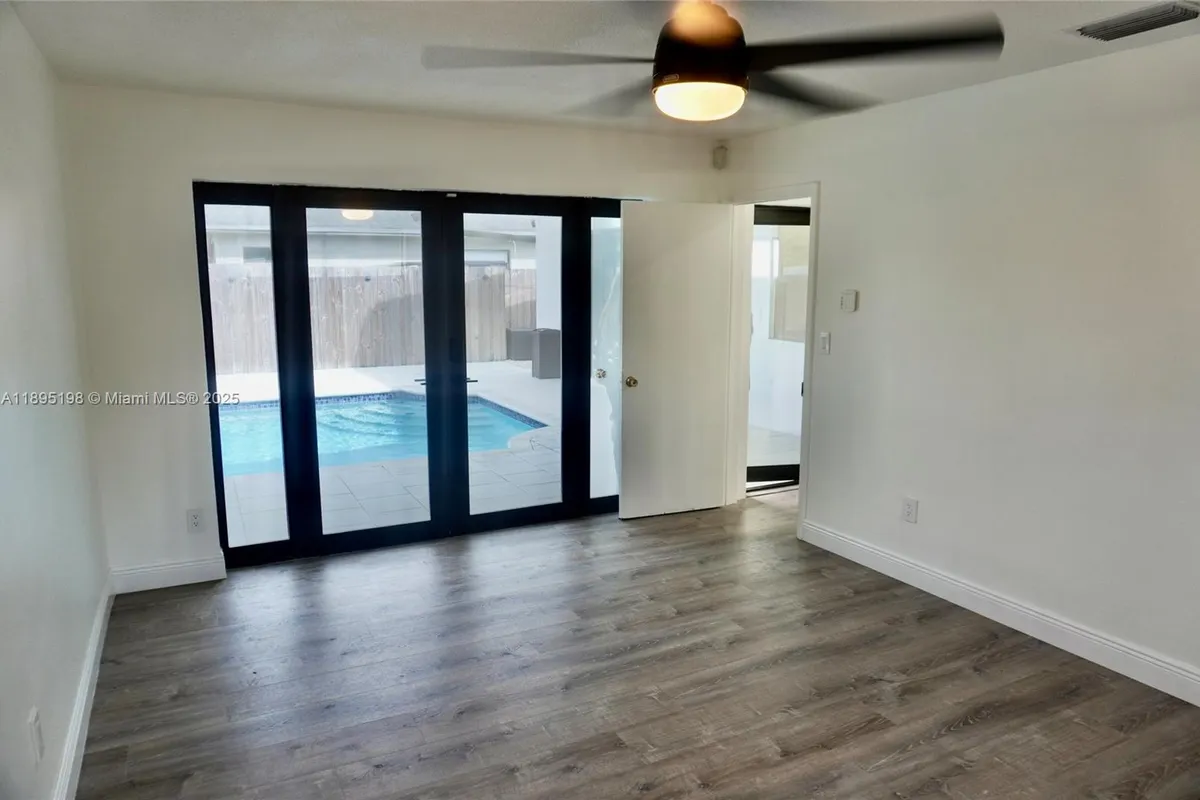 7321 Allen Dr, Hollywood FL 33024