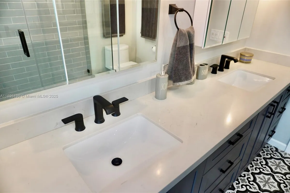 7321 Allen Dr, Hollywood FL 33024