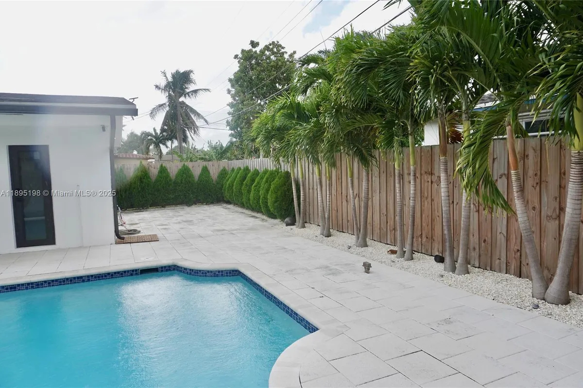 7321 Allen Dr, Hollywood FL 33024