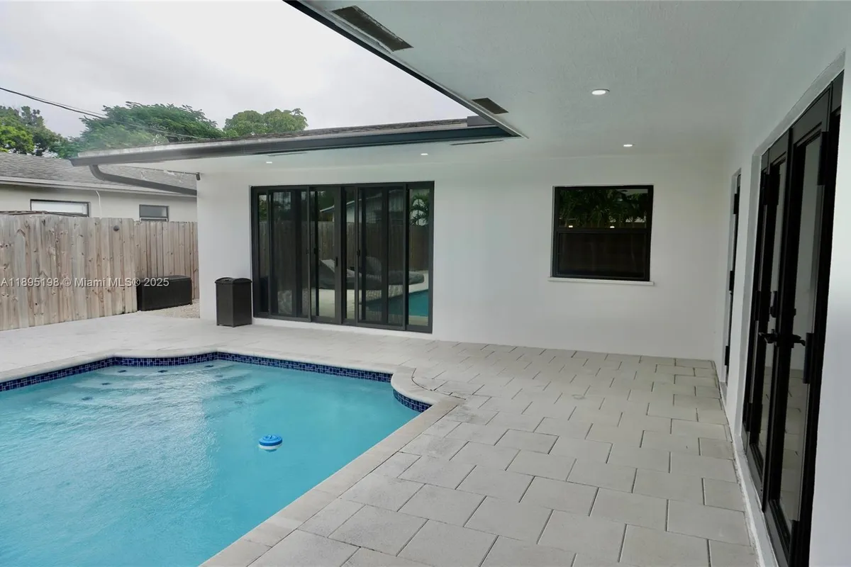 7321 Allen Dr, Hollywood FL 33024