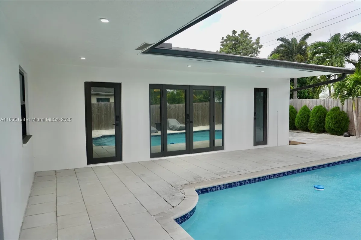 7321 Allen Dr, Hollywood FL 33024