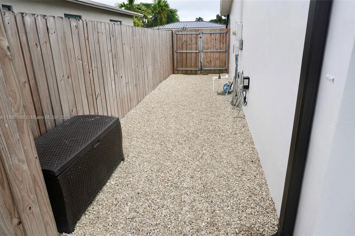 7321 Allen Dr, Hollywood FL 33024