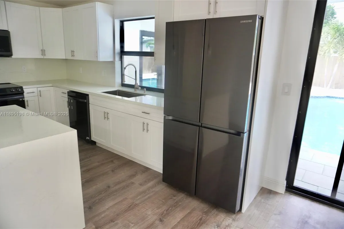 7321 Allen Dr, Hollywood FL 33024